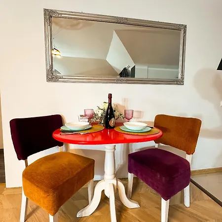 The Vintage - Wonderful In Location Apartment