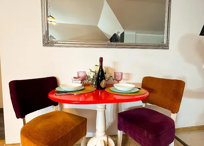 The Vintage - Wonderful In Location Apartment